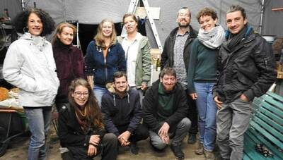 Les nouveaux agriculteurs échangent autour d’un apéro