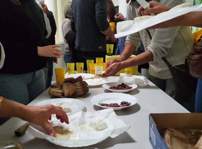 Apéro paysan lors du théatre débat